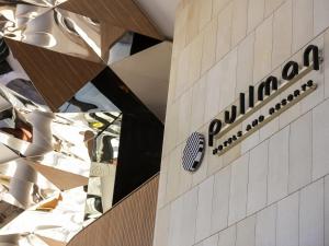 une enseigne Juliana sur le côté d'un bâtiment dans l'établissement Pullman Sydney Penrith, à Penrith