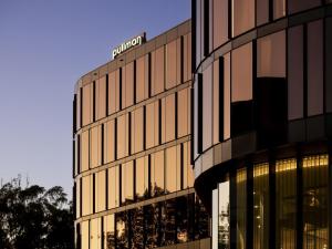 un bâtiment avec une enseigne au sommet dans l'établissement Pullman Sydney Penrith, à Penrith