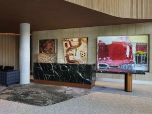 un mur avec des peintures d'un camion de pompiers dessus dans l'établissement Pullman Sydney Penrith, à Penrith