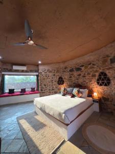 Ένα ή περισσότερα κρεβάτια σε δωμάτιο στο Sariska Kasba - A Village Resort