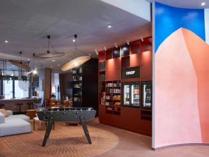 ein Geschäft mit Billardtisch in der Mitte eines Zimmers in der Unterkunft Aparthotel Adagio Original Toulouse Centre La Grave in Toulouse
