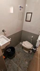 Ένα μπάνιο στο Omkar Homestay Dwarka