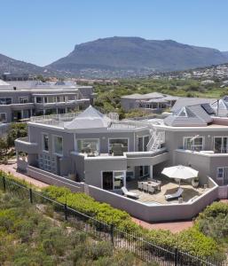开普敦Pingu Beachhouse with Jacuzzi Hout Bay Cape Town的大房子的空中景色