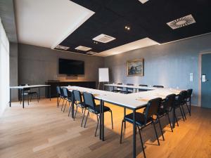 a conference room with a long table and chairs at greet hotel Cernay Mulhouse in Cernay