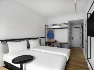 Una cama o camas en una habitación de ibis Budapest Stadium