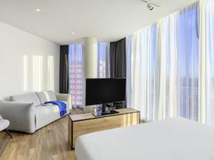 Una televisión o centro de entretenimiento en ibis Budapest Stadium 71 fotos más