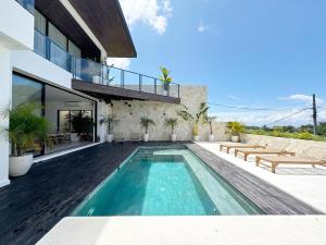 ein Swimmingpool mitten in einem Haus in der Unterkunft Villa Vega 3BR Sea View Near Beach in Ungasan