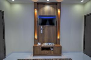 Μια τηλεόραση ή/και κέντρο ψυχαγωγίας στο سي مون للشقق الفندقية sea moon hotel