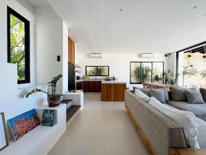 ein Wohnzimmer mit Sofa und Tisch in der Unterkunft Villa Vega 3BR Sea View Near Beach in Ungasan