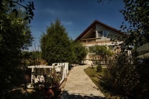 Κήπος έξω από το Cuibul de la Mare