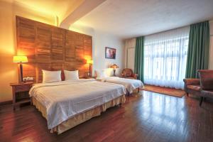 布加勒斯特Rembrandt Old Town的一间有两张床和一扇窗户的酒店房间