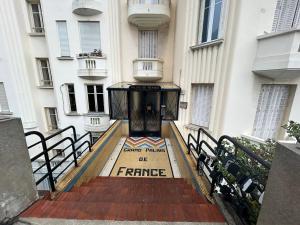 Una entrada a un edificio con un cartel en ella en Monaco, en Beausoleil