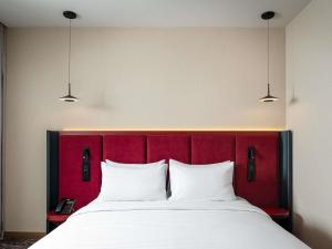 Ένα ή περισσότερα κρεβάτια σε δωμάτιο στο Mercure Chisinau Center Jazz Hotel