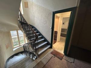 una escalera de caracol en una casa con ventana en Monaco, en Beausoleil