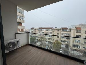 克拉约瓦Classic Studio-Urban Vibe的阳台享有大型建筑的景致。 更多3张照片