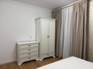 克拉约瓦Classic Studio-Urban Vibe的卧室配有白色橱柜和1张床