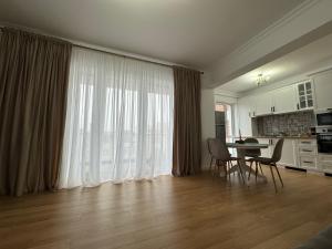 克拉约瓦Classic Studio-Urban Vibe的一间带桌椅的客厅和一间厨房