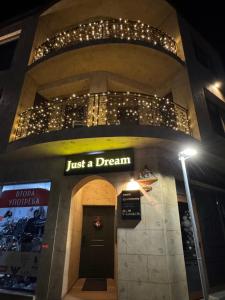 un bâtiment avec un panneau indiquant « juste un rêve » dans l'établissement Just a Dream, à Trojan