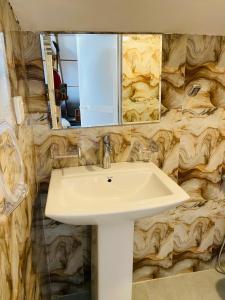 une salle de bain avec un lavabo et un miroir dans l'établissement Infinity Winter Resort, à Nuwara Eliya 36 autres photos