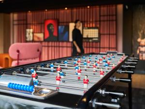 Un grupo de muñecos de juguete de pie en un escenario. en TRIBE Lyon Croix Rousse, en Lyon