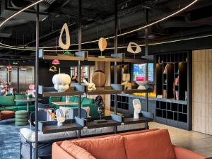 Una tienda con sofás y sillas en los estantes. en TRIBE Lyon Croix Rousse, en Lyon 101 fotos más