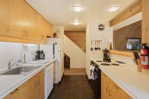 una cucina con un lavello e un piano di lavoro di Pole House 99 condo a Sunriver Altre 13 foto