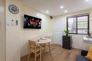 Μια τηλεόραση ή/και κέντρο ψυχαγωγίας στο Aesthetic Boho Studio Near Maginhawa & UP