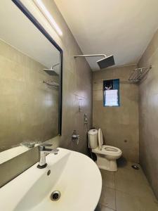 Un baño con lavabo blanco y inodoro. en Classy Stay Sagar Inn Hadapsar Rooms Banquet Restaurant & Bar, en Pune 27 fotos más