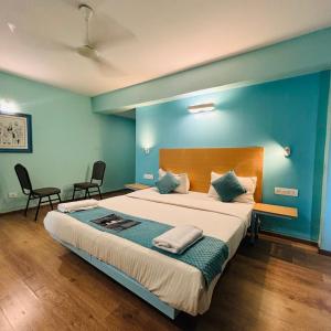 Ένα ή περισσότερα κρεβάτια σε δωμάτιο στο Classy Stay Sagar Inn Hadapsar Rooms Banquet Restaurant & Bar