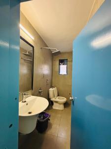 Un baño con lavabo blanco y inodoro. en Classy Stay Sagar Inn Hadapsar Rooms Banquet Restaurant & Bar, en Pune