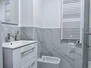 Koupelna v ubytování Sant Alessandro centralissimo Bilocale