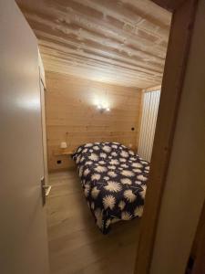 a small room with a bed in a small room at Ma P'tite Étoile in Le Grand-Bornand