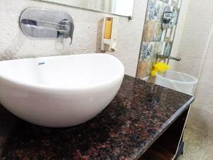 łazienka z dużą białą umywalką na blacie w obiekcie Barog BnB hosted by Saurabh Sharma w mieście Barog +42 zdjęcia