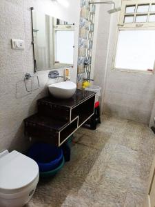 łazienka z umywalką i toaletą w obiekcie Barog BnB hosted by Saurabh Sharma w mieście Barog