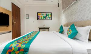 Treebo Liyan Orchid, Hsr Layout في بانغالور: غرفة نوم بسرير أبيض كبير مع وسائد زرقاء +45 صورة