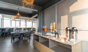 Treebo Liyan Orchid, Hsr Layout في بانغالور: مطعم مع كونتر طويل مع الكراسي والطاولات