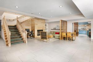 Posezení v ubytování Country Inn & Suites by Radisson, Springfield, OH