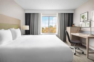 Postel nebo postele na pokoji v ubytování Country Inn & Suites by Radisson, Springfield, OH + 56 fotografií