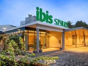 Un edificio con un cartel que dice tienda de empleo en ibis Styles Goa Vagator - An Accor Brand, en Vagator