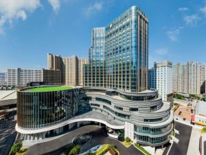 un gran edificio en una ciudad con edificios altos en Pullman Quanzhou Shuitou, en Quanzhou
