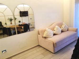 un salon avec un canapé et un miroir dans l'établissement FACE MER TOUT CONFORT situation exceptionnelle, à Antibes 6 autres photos