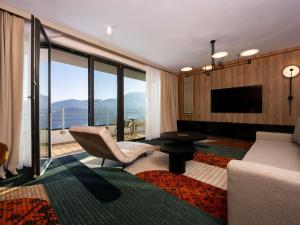 Televiisor ja/või meelelahutuskeskus majutusasutuses Mercure Szczyrk Resort