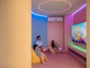 un grupo de personas sentadas en una habitación viendo televisión en Novotel Living Bangkok Sukhumvit Legacy, en Bangkok 163 fotos más