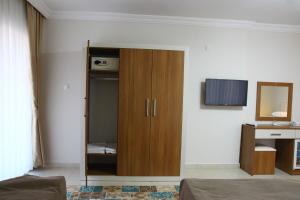 TV a/nebo společenská místnost v ubytování Deveci Hotel + 16 fotografií