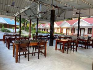un groupe de tables et de chaises sous un pavillon dans l'établissement Dream Valley Resort, à Neil Island 26 autres photos