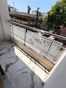 乌贾因Narayan Home Stay的大楼顶部带栏杆的阳台