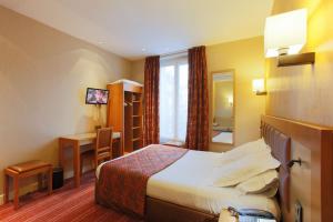 a hotel room with a bed and a desk at Hotel Bellevue Saint-Lazare in Paris