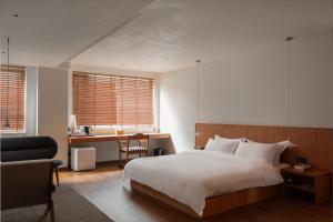 Ένα ή περισσότερα κρεβάτια σε δωμάτιο στο 泉州無計民宿