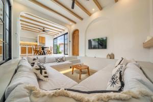 Posezení v ubytování New 1BR Pool Villa Walk to Nyang Nyang Beach