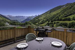 un tavolo su un balcone con vista sulle montagne di Chalet Bon Amour a Saint-Sorlin-dʼArves